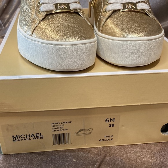 Micheal Kors gold size 6 “poppy” lace up. Metallic leather uppers. Worn once. - Picture 4 of 7